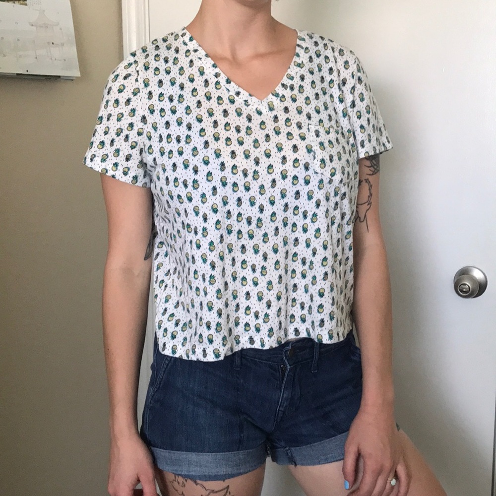 Pineapple v-neck pocket tee